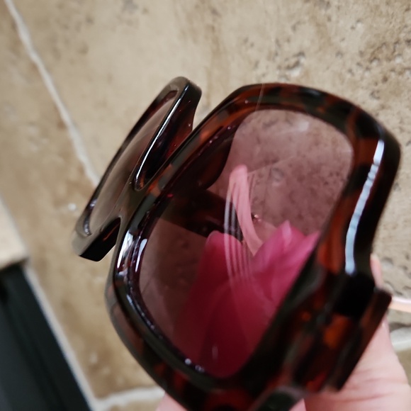 Tahari Tortoise Shell Oversized Sunglasses - Picture 5 of 12
